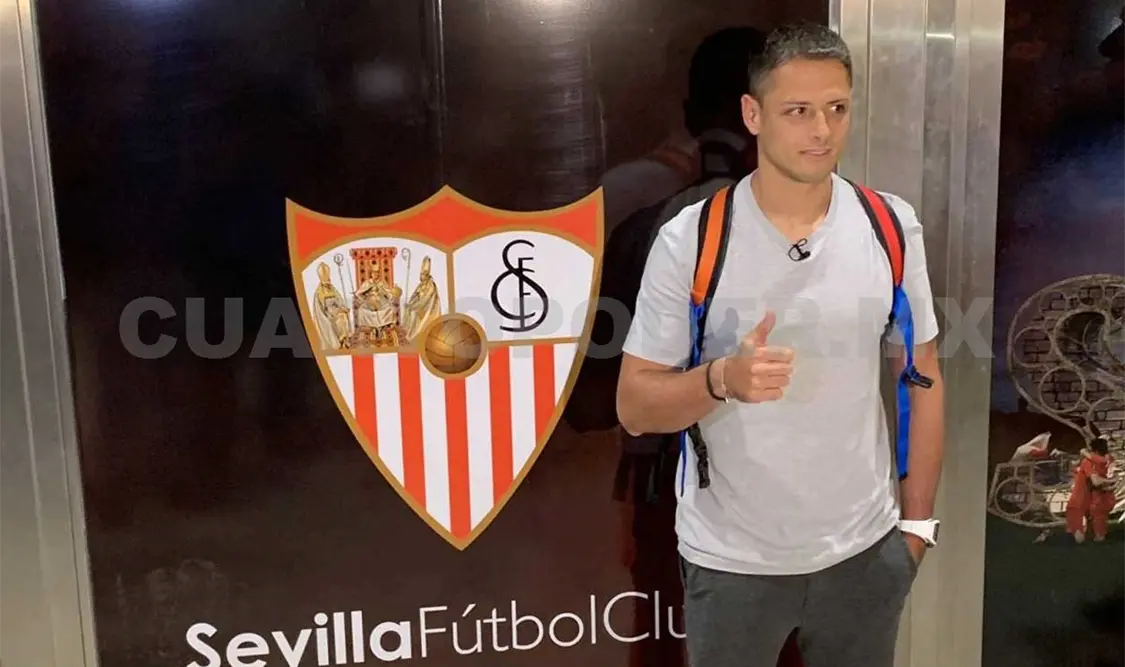 “Chicharito” llega a Sevilla; reportará tarde con el Tri