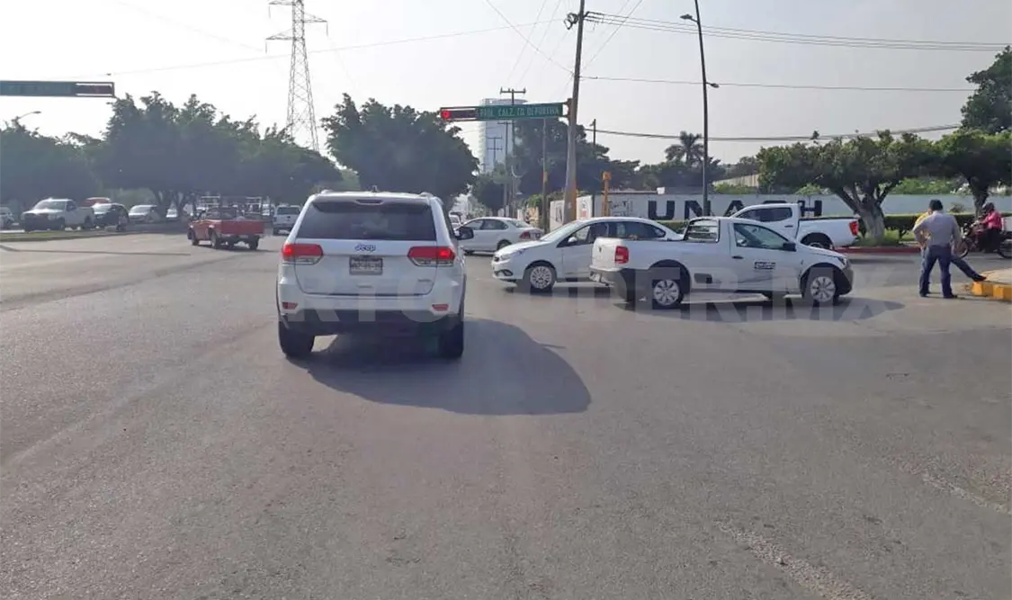 Por falta de precaución se impactan dos autos