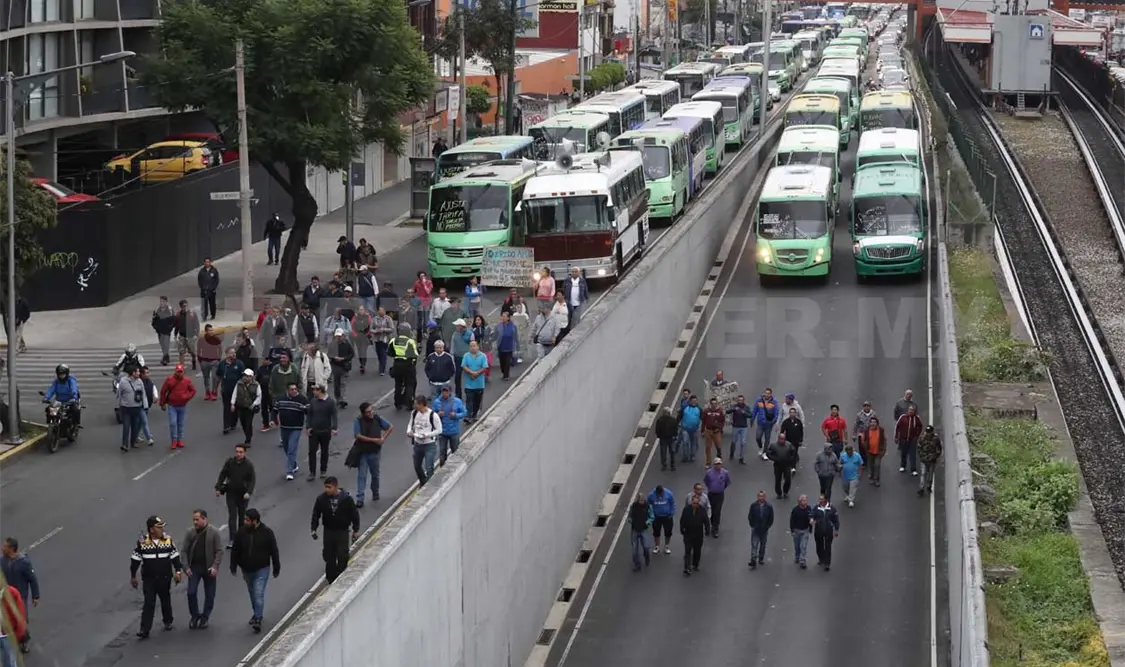 Al grito de “aumento a la tarifa”, llegan transportistas