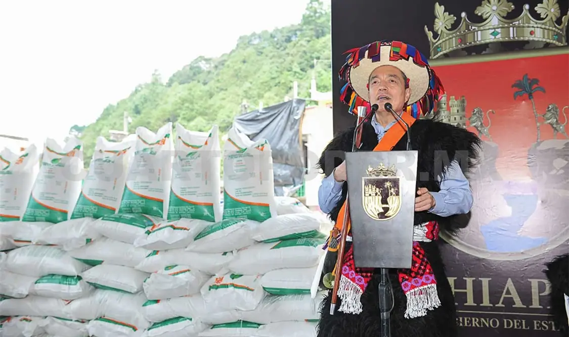 Entrega Rutilio Escandón apoyos a cafetaleros