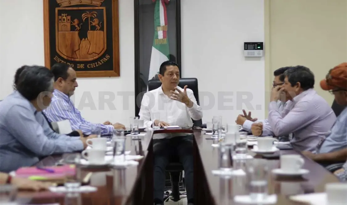 Sostiene Llaven reunión con maestros de la Frailesca