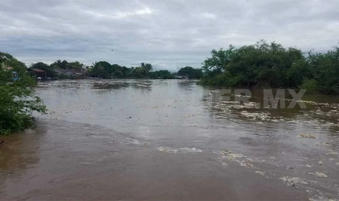 Ganaderos temen que río se desborde