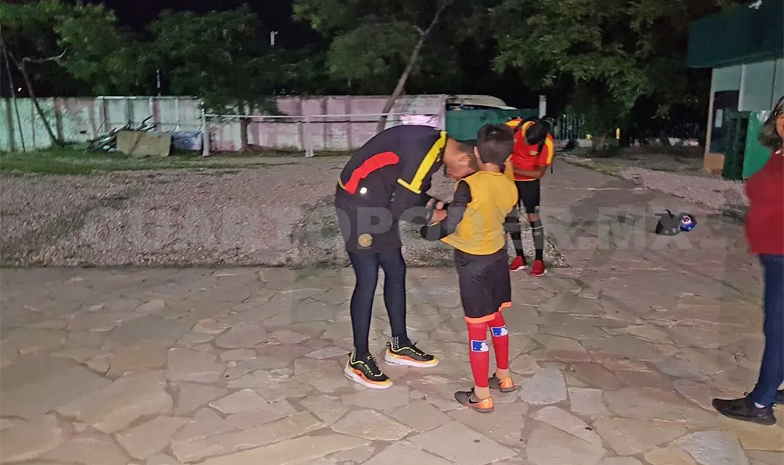 Leones Negros conviven con niños chiapanecos