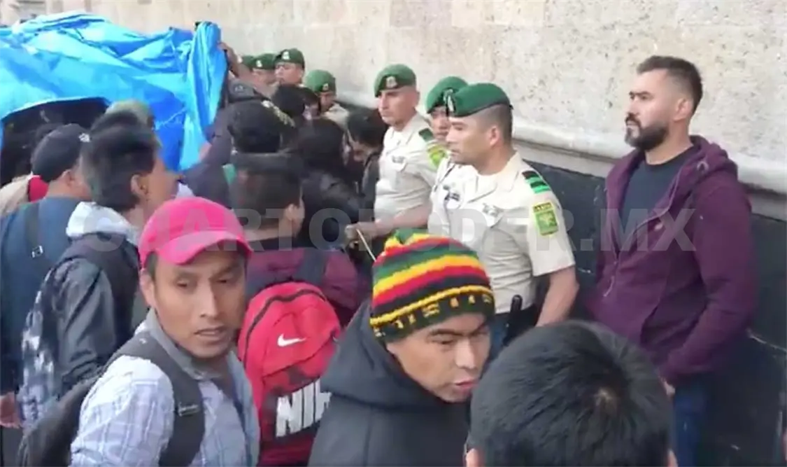Se enfrentan manifestantes y policías en Palacio Nacional