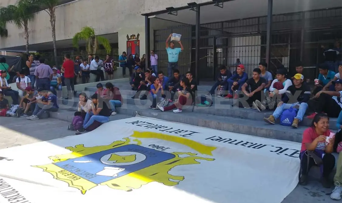 Normalistas piden certidumbre para egresados