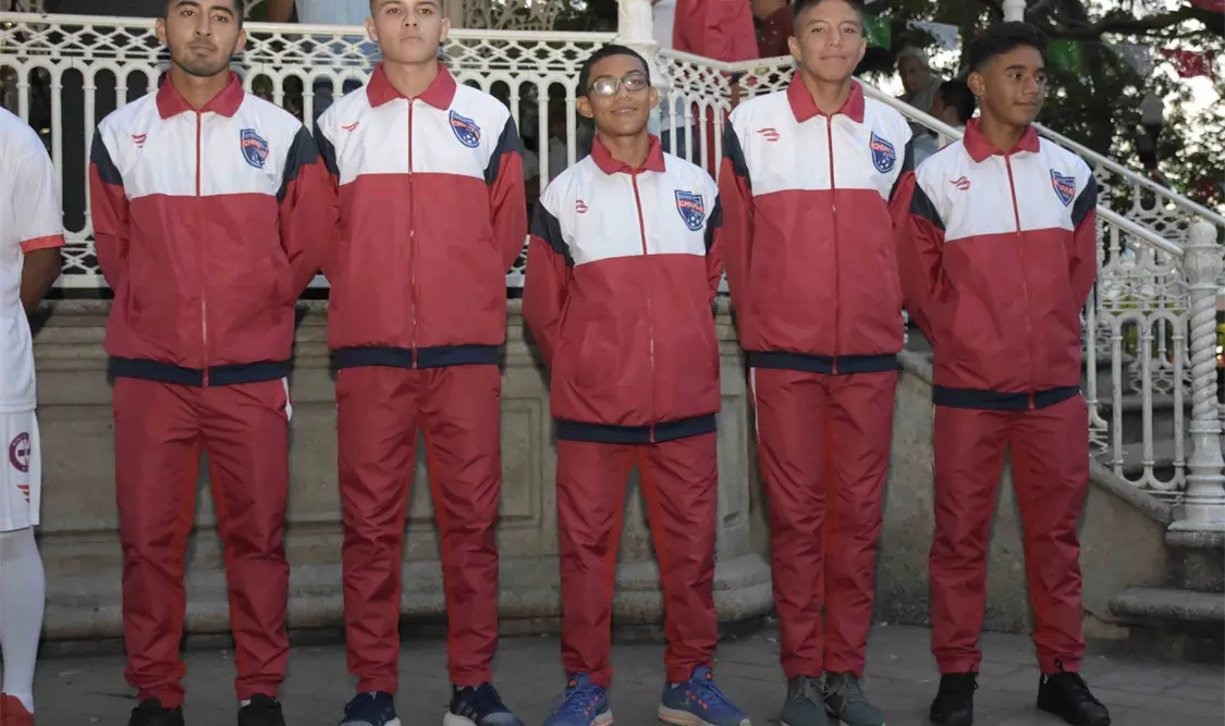 Los jugadores de Chifut modelaron las indumentarias que portarán en la naciente temporada de la Liga TDP. Guillermo Ramos/CP