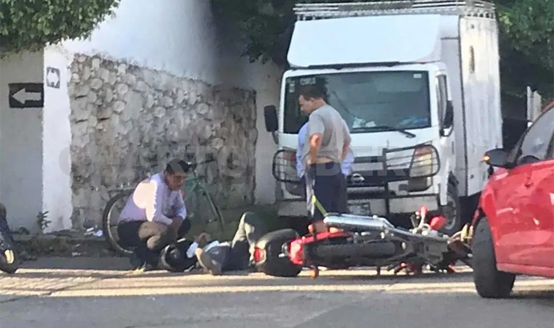 Imprudente motociclista provoca accidente vial