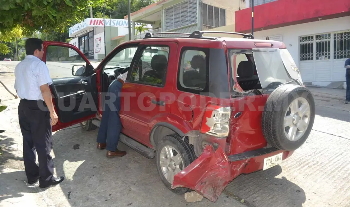 Camioneta sin frenos provoca destrozos