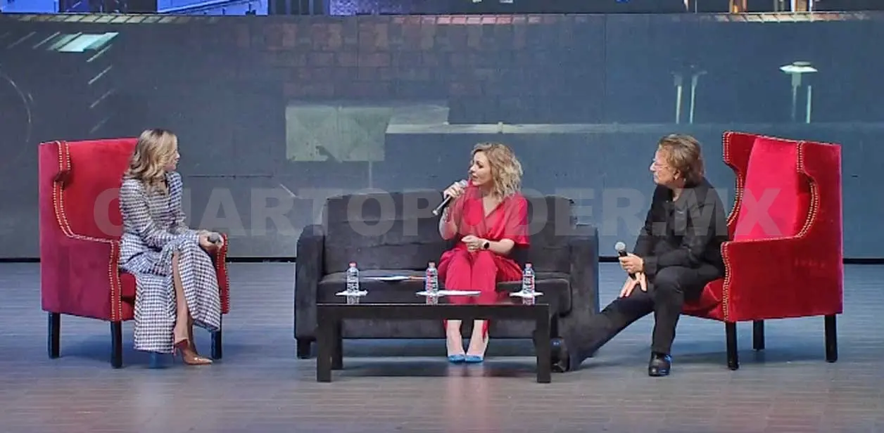 La activista Allison Williams y el vocalista Bono durante su participación en México Siglo XXI de Fundación Telmex Telcel. Twitter