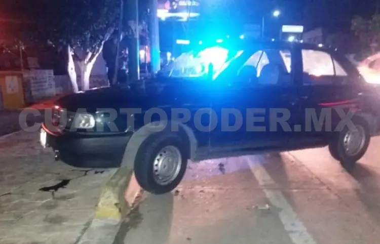 Evitó atropellar a peatón y terminó en el camellón