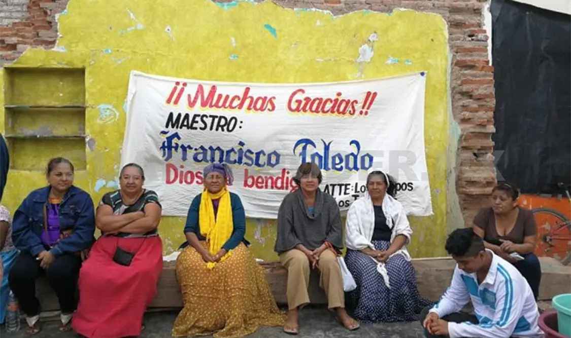 Los beneficiados por la generosidad del juchiteco guardan un luto doble: por el benefactor que se ha ido y por la ciudad que apenas se levanta. El Universal