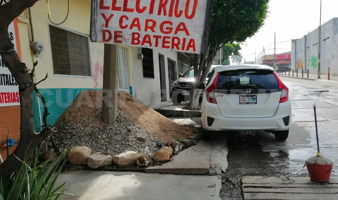 Los carros son estacionados obstruyendo las vialidades. CP