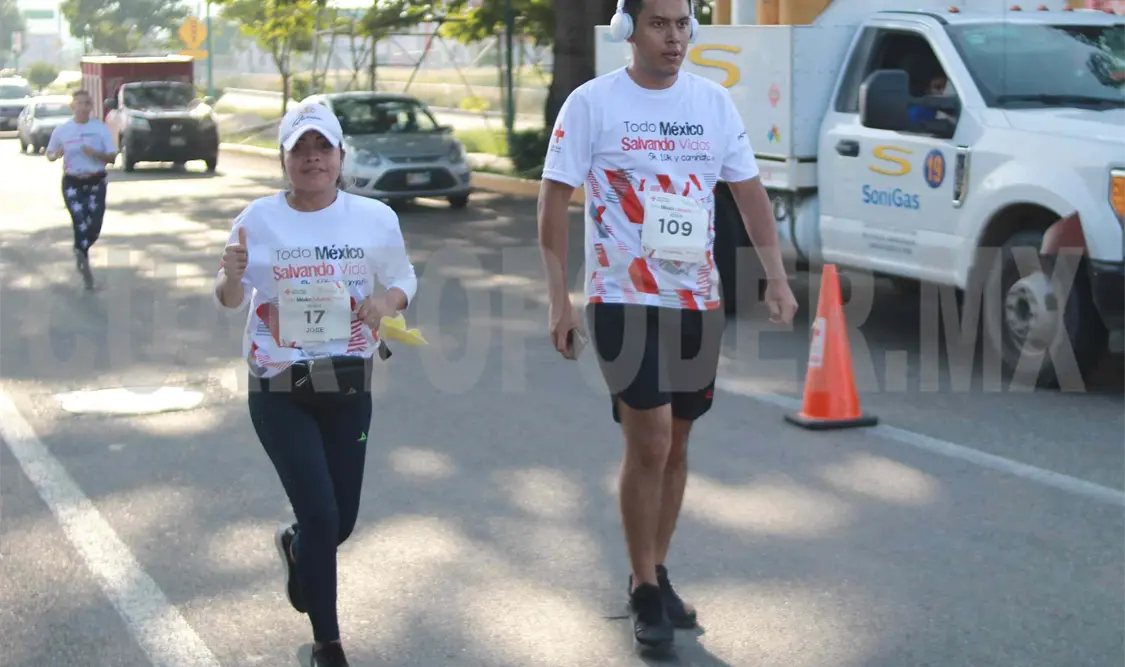 Luciendo sus playeras, los corredores brindaron su apoyo a la organización que brinda primeros auxilios a la población. Guillermo Ramos/CP