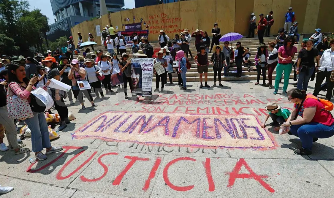 Mujeres marchan contra feminicidios en la CDMX
