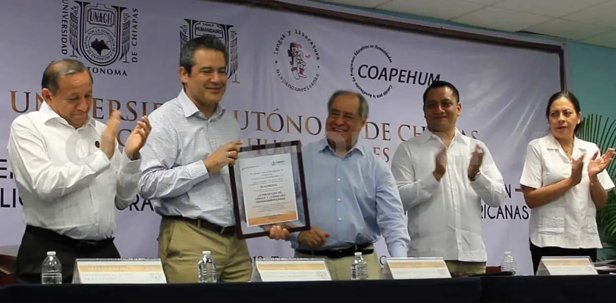 Entregan el certificado de reacreditación del Programa Académico de la Licenciatura en Lengua y Literatura Hispanoamericanas. CP
