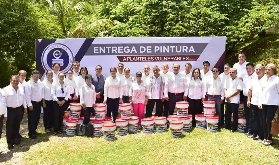 Los directivos del Cobach hicieron entrega de pintura, la cual servirá para embellecer y tener espacios mas dignos. CP