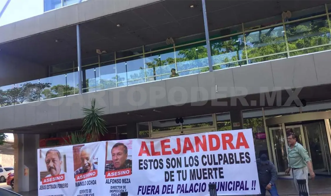 Activistas colocaron una manta con las fotos del alcalde y dos funcionarios, a los que le atribuyen la responsabilidad de la muerte de la adolescente. Agencias