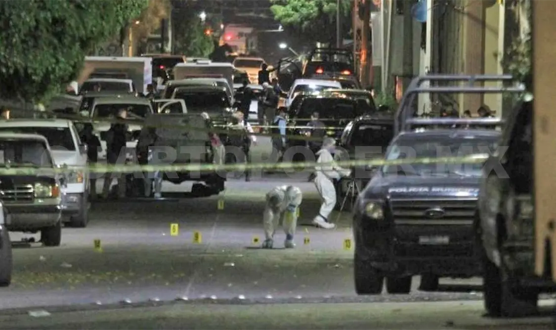 Oficiales tendieron un cordón de seguridad en la escena en espera de agentes de Investigación. Agencias