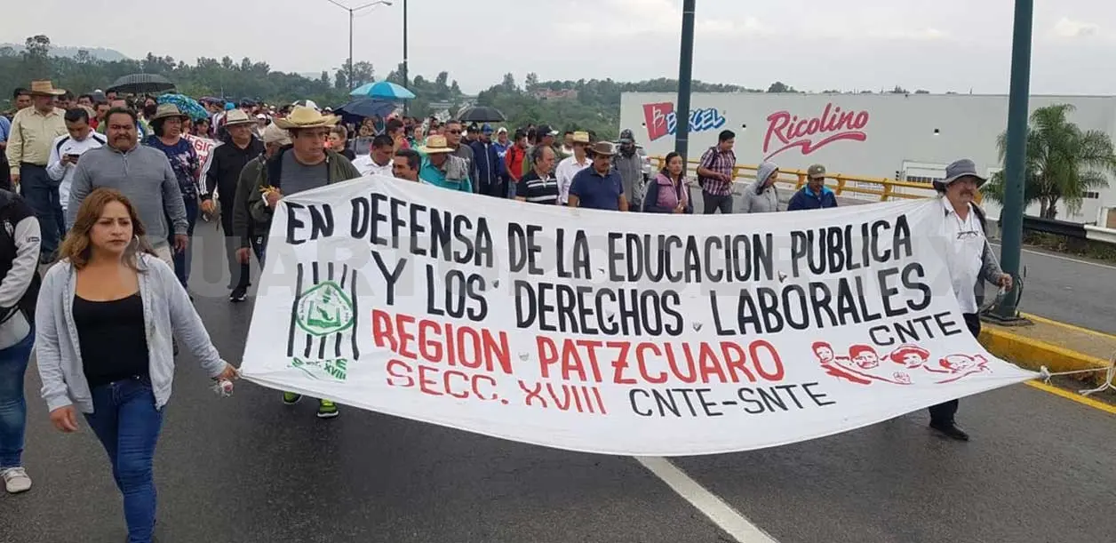 La CNTE argumentó que la paralización es para exigir que se les paguen 14 bonos que les adeuda el gobierno del estado. Agencias