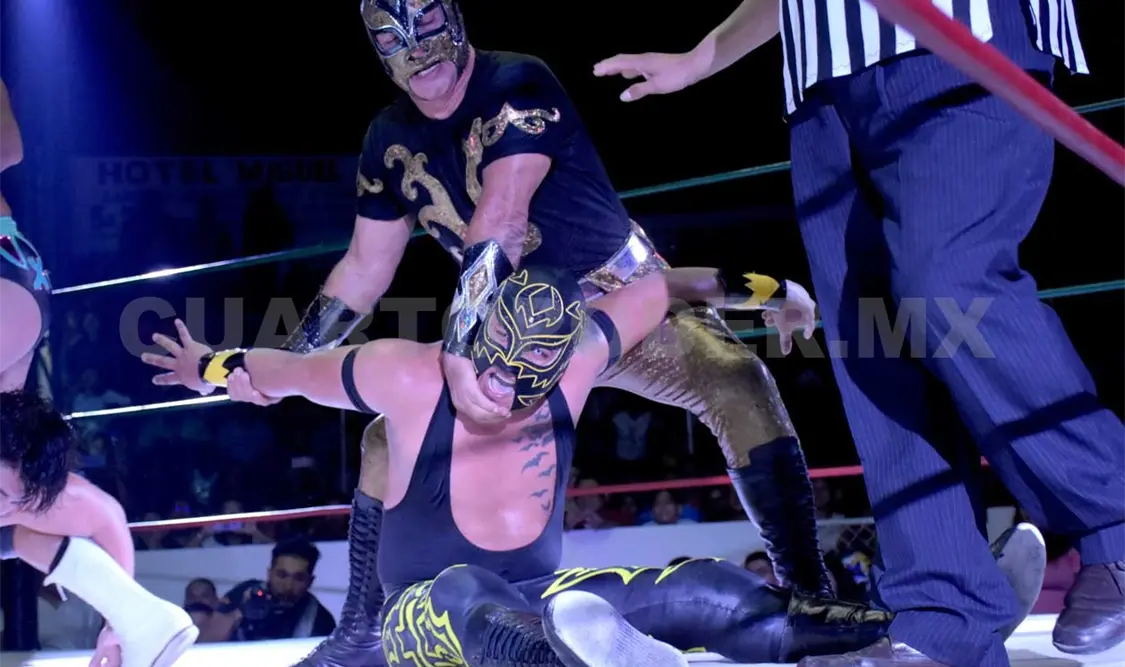 Movimientos espectaculares fue lo que mostraron los luchadores locales en su presentación en el Roma. Guillermo Ramos/CP