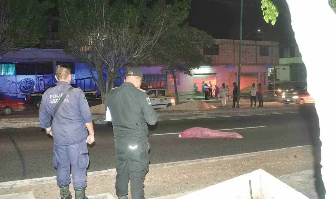 Personal de la Dirección General de Servicios Periciales acudieron para realizar las diligencias de ley, trasladando el cadáver para realizarle la necropsia de ley. Edberg Mayorga / CP