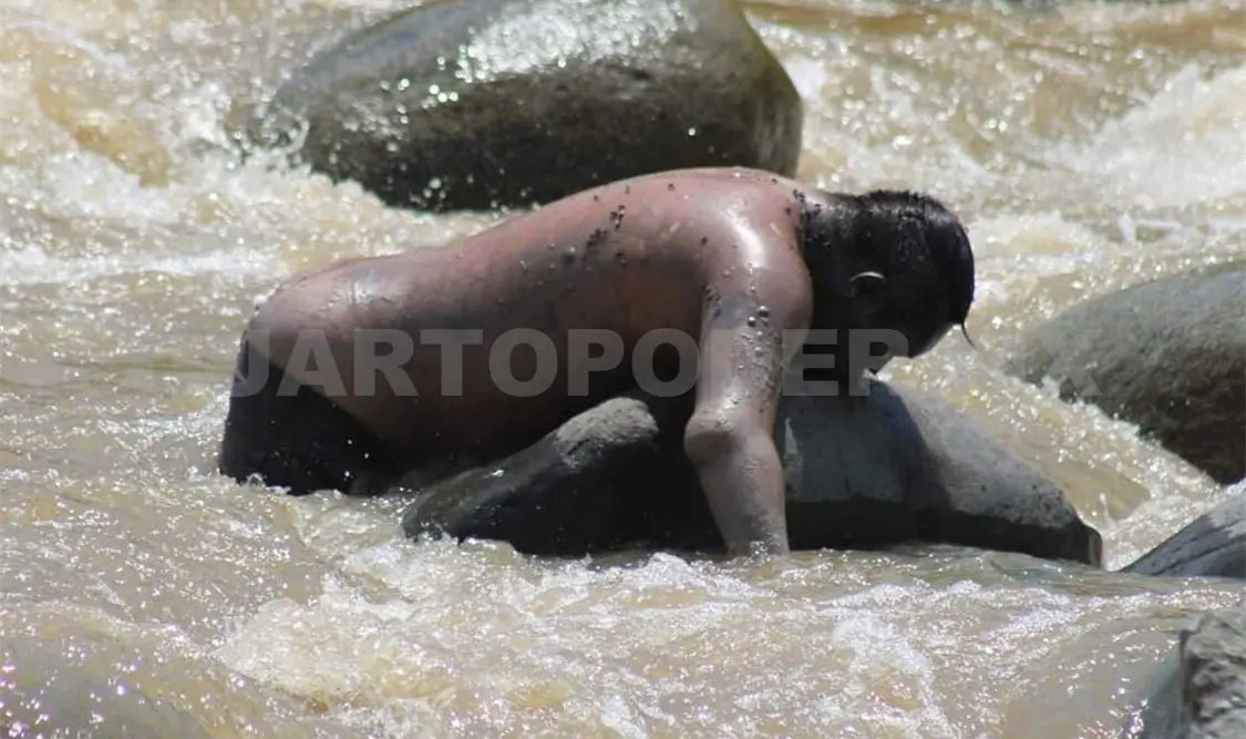El cuerpo de un hombre que presuntamente falleció ahogado, fue encontrado atorado entre unas piedras en el río Huixtla. Rafael Victorio / CP