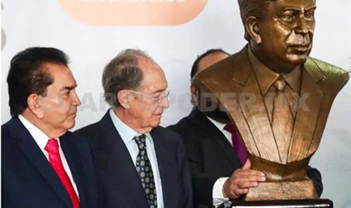 Develan busto y bautizan sala con su nombre. Agencias