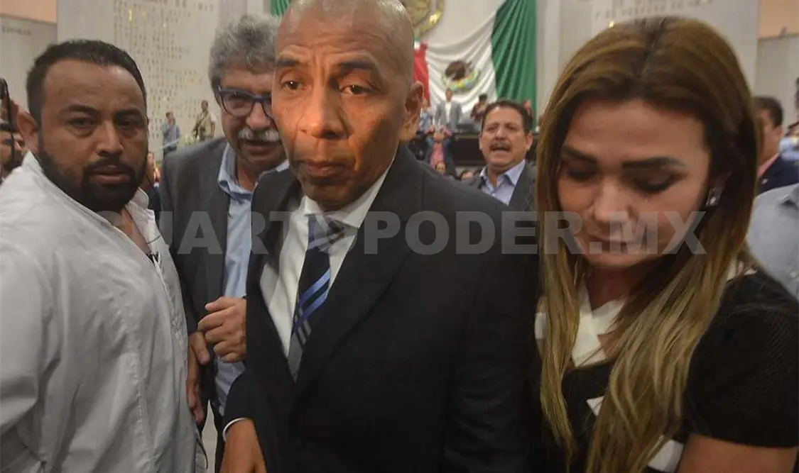 Al centro de la imagen el fiscal Even Torres, quien es acusado de recibir 300 mil pesos. Twitter