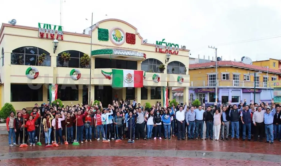 Trabajadores del Icheja del municipio de Las Rosas salieron a las calles para recoger la mayor cantidad de basura. CP