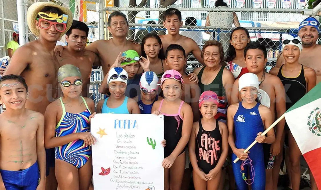 Las y los nadadores, padres de familia y público en general mostraron su orgullo tricolor en este festejo acuático. Cortesía