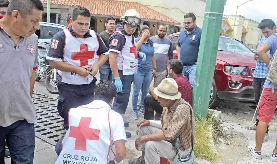 Arrolla a tres personas y se estrella en un poste
