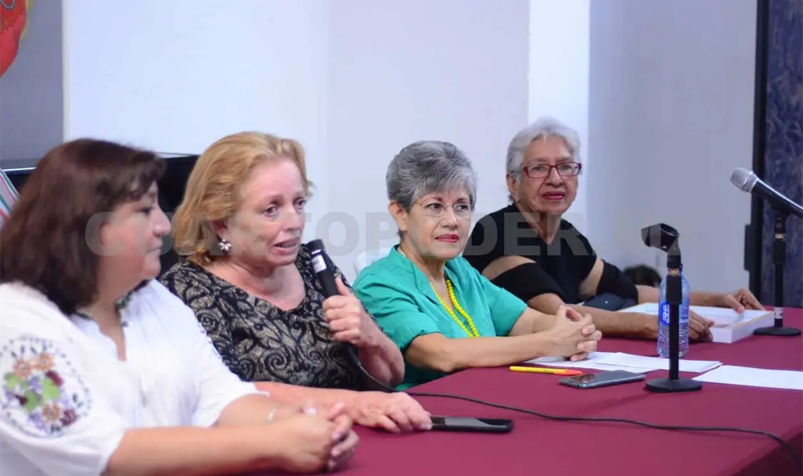 En la entrega del reconocimiento a Ricarda Jiménez Tevera. Darwin Mendoza