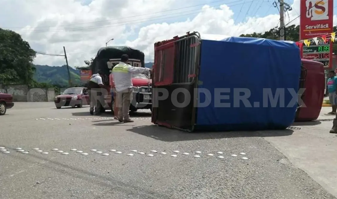 Oficiales indicaron que al momento que la unidad volcada intentaba incorporarse a la carretera fue impactada. CP