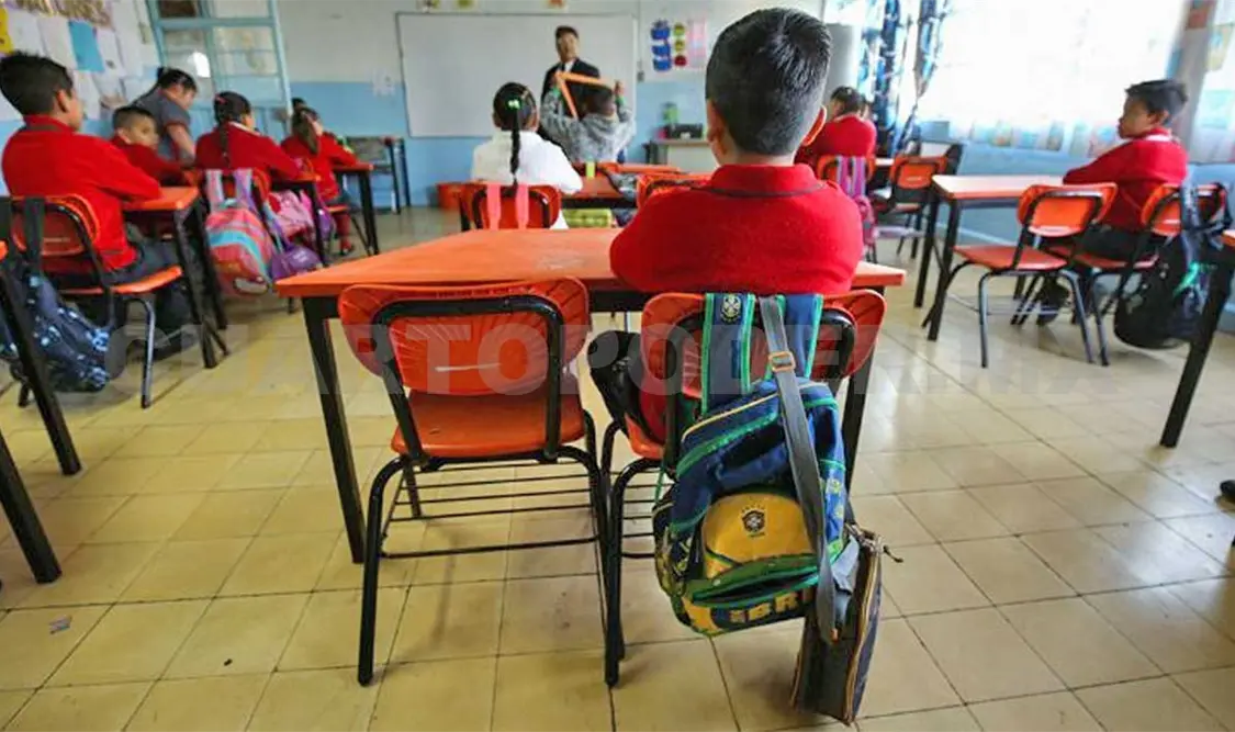 El mandatario explicó que tomó esa decisión porque busca reforzar la educación pública. Agencias