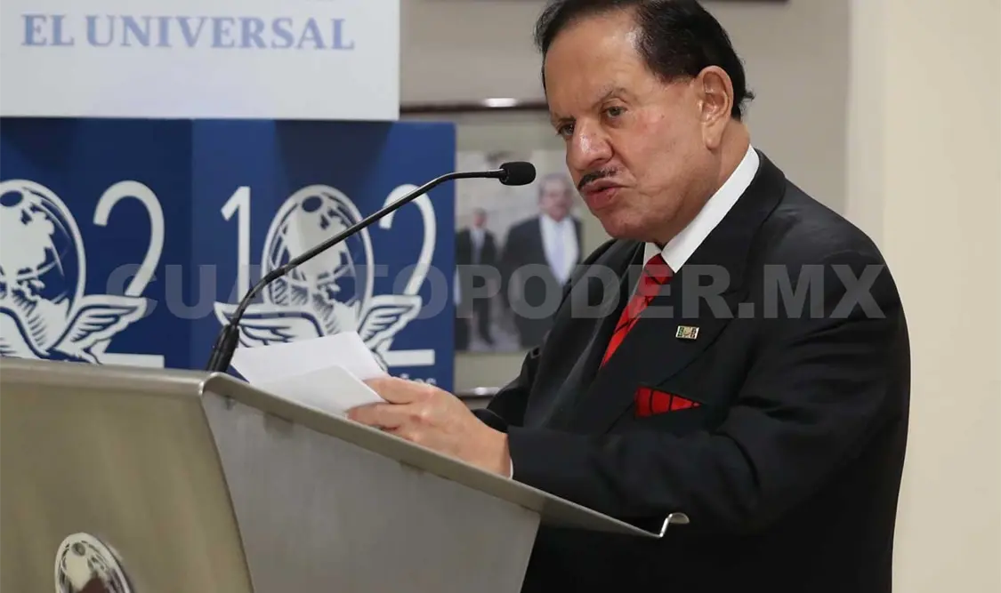 Entregan reconocimiento a Juan Francisco Ealy Ortiz. Agencias