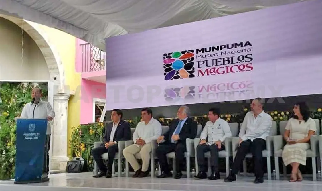 Gabriela Gudiño entregó al edil municipal de Calvillo, las piezas que la autoridad municipal otorgó en donación para ser exhibidas. CP