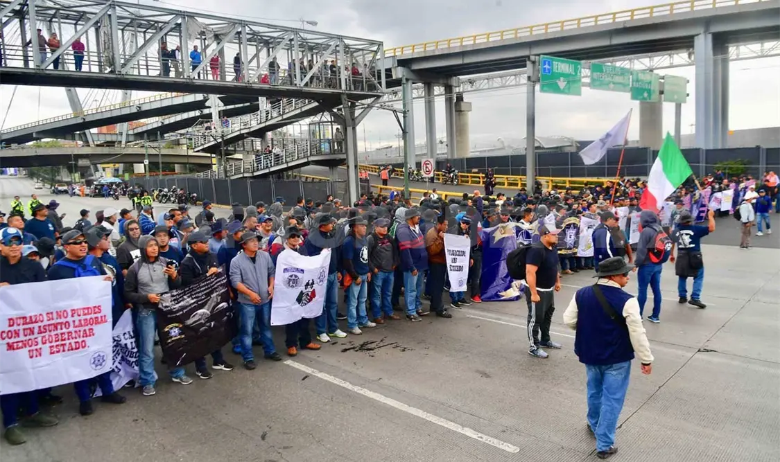 Elementos de la Policía Federal que se oponen a su cambio a la Guardia Nacional, bloquearon el Aeropuerto Internacional de la Ciudad de México. Con mantas pidieron que se les dé una indemnización justa y conforme a la ley. El Universal