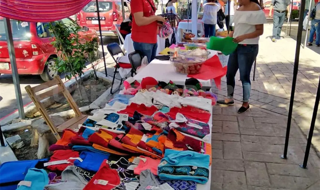 El Bazar Cultural participa con excelentes productos locales. CP