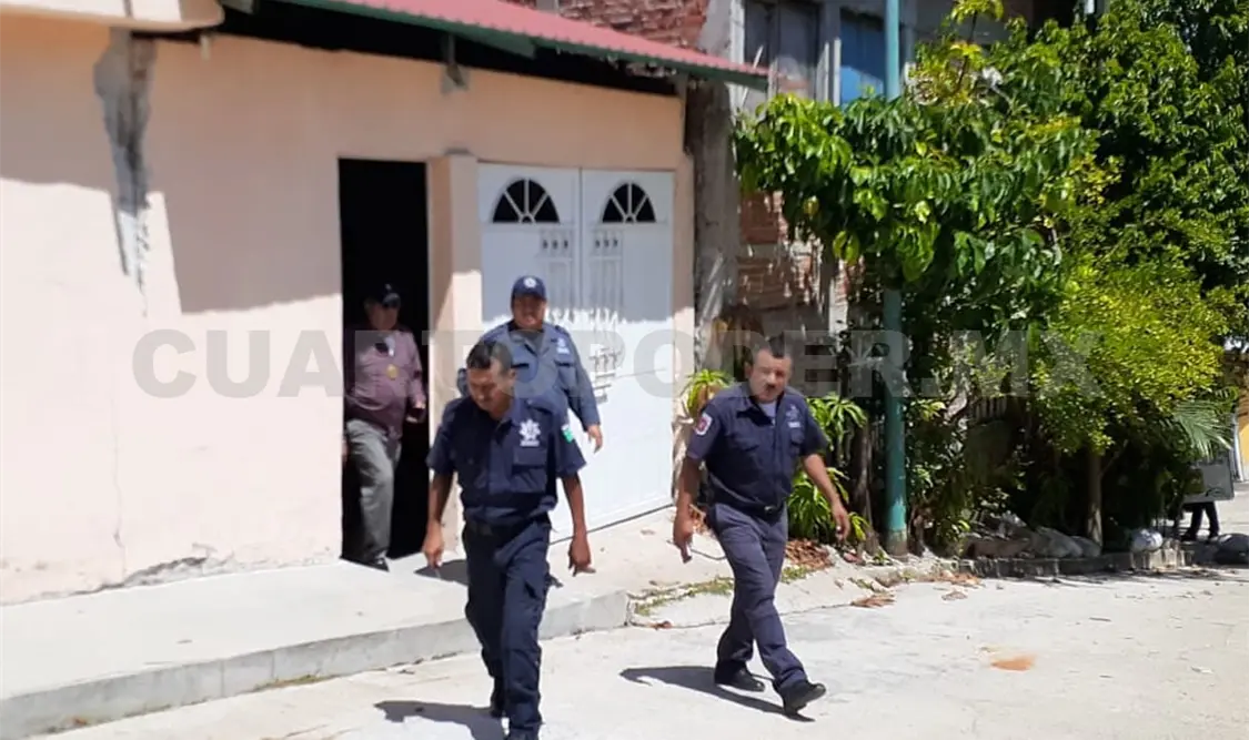 Paramédicos de Protección Civil Municipal llegaron para la valoración del joven motociclista, ya que presentaba golpes contusos y excoriaciones. Edberg Mayorga / CP