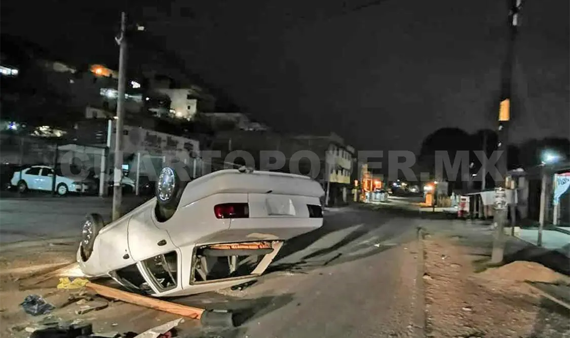 Casi arrolla a transeúnte y colonos voltean su carro