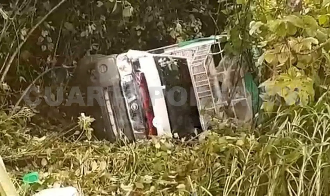 Al parecer fue el exceso de velocidad lo que provocó que la unidad de pasaje se enfilara al barranco y quedara volcada. CP