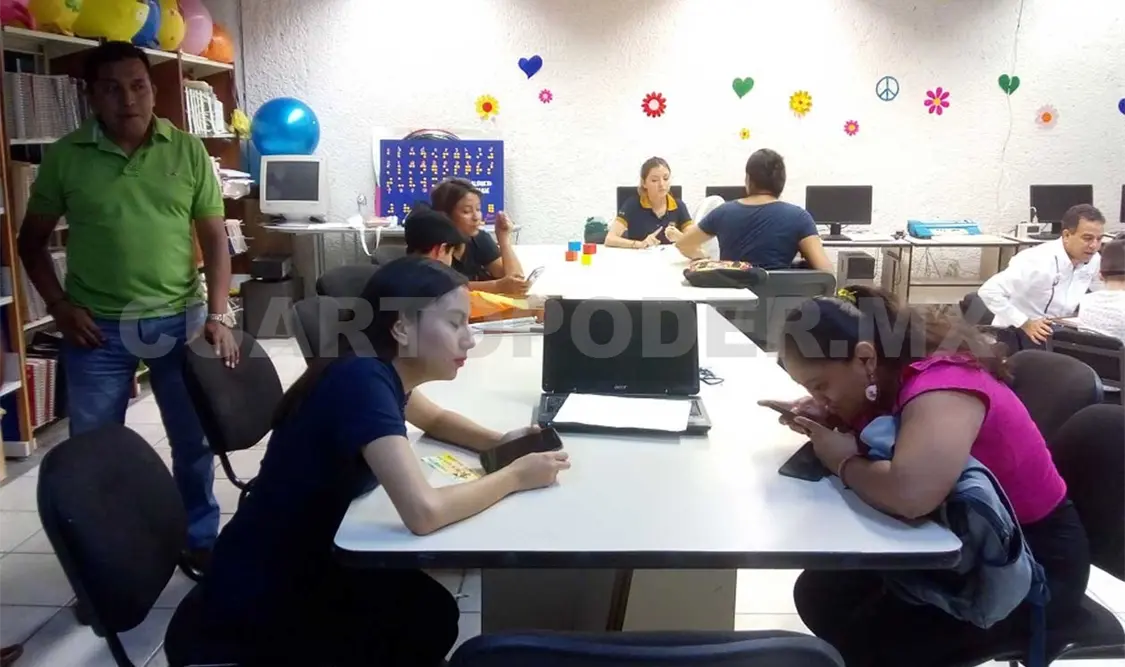 Estudiantes dan clases de inglés a niños