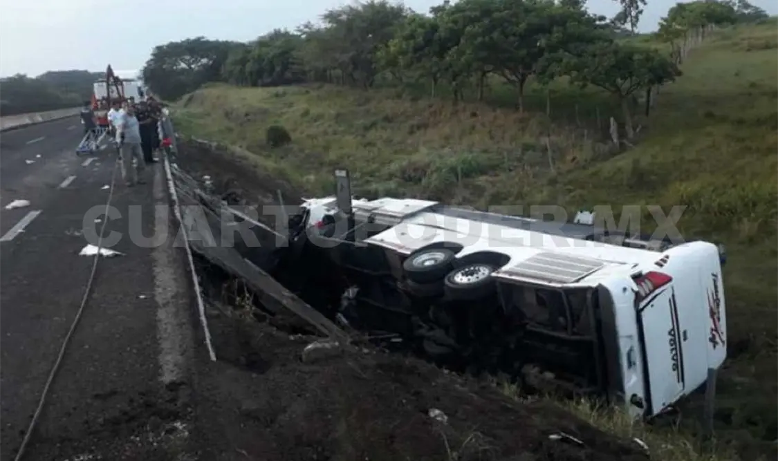 Accidente de autobús deja tres muertos