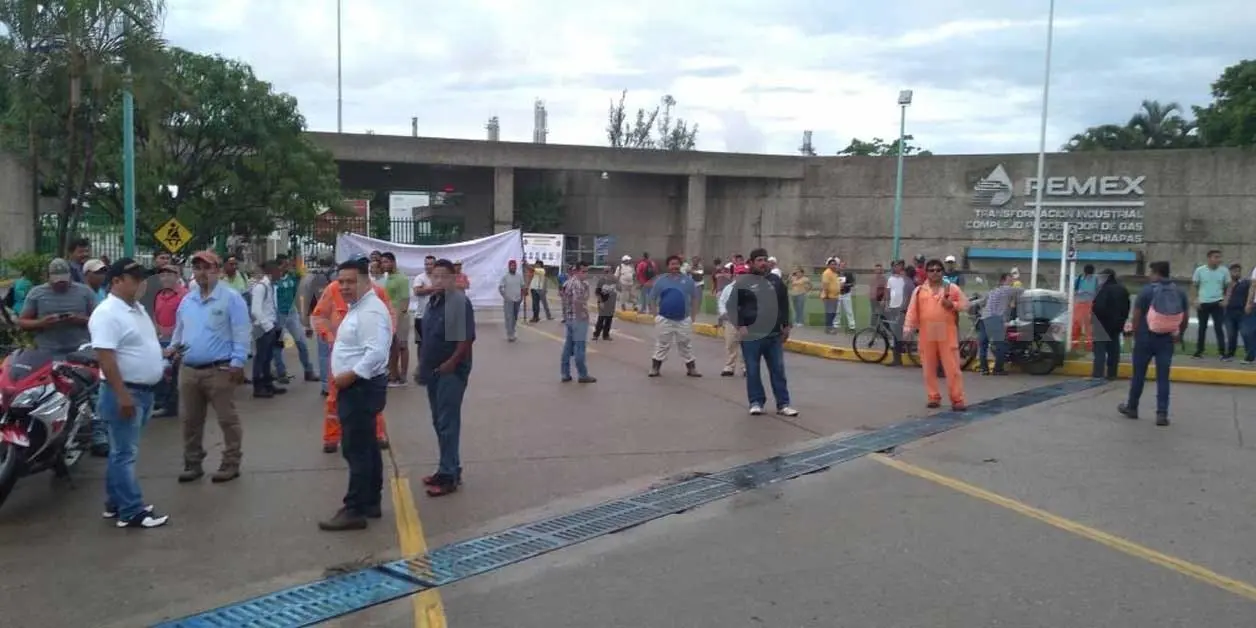 Obreros se manifiestan frente al complejo Cactus