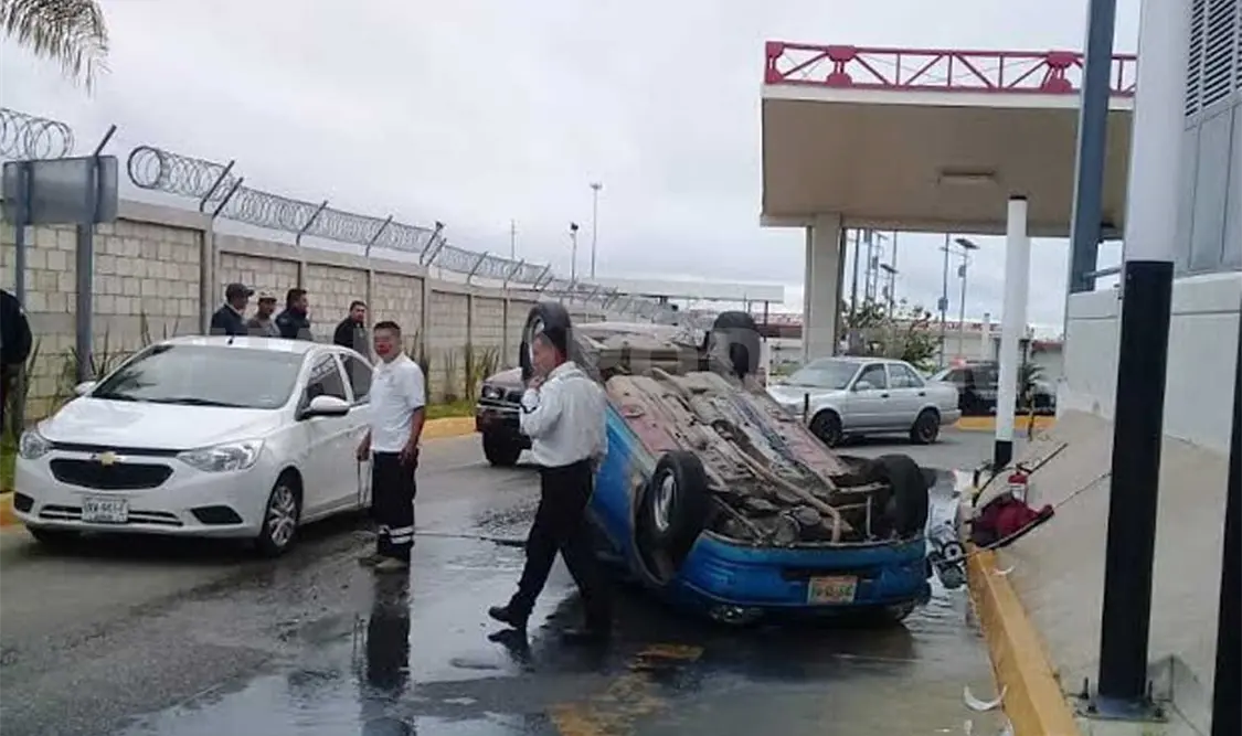 Volcó su automóvil y queda lesionado