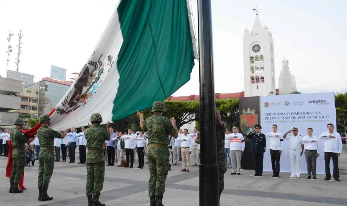 El fiscal general y el gobernador izaron la bandera a media asta en memoria de las víctimas de los sismos de 1985 y de 2017. CP