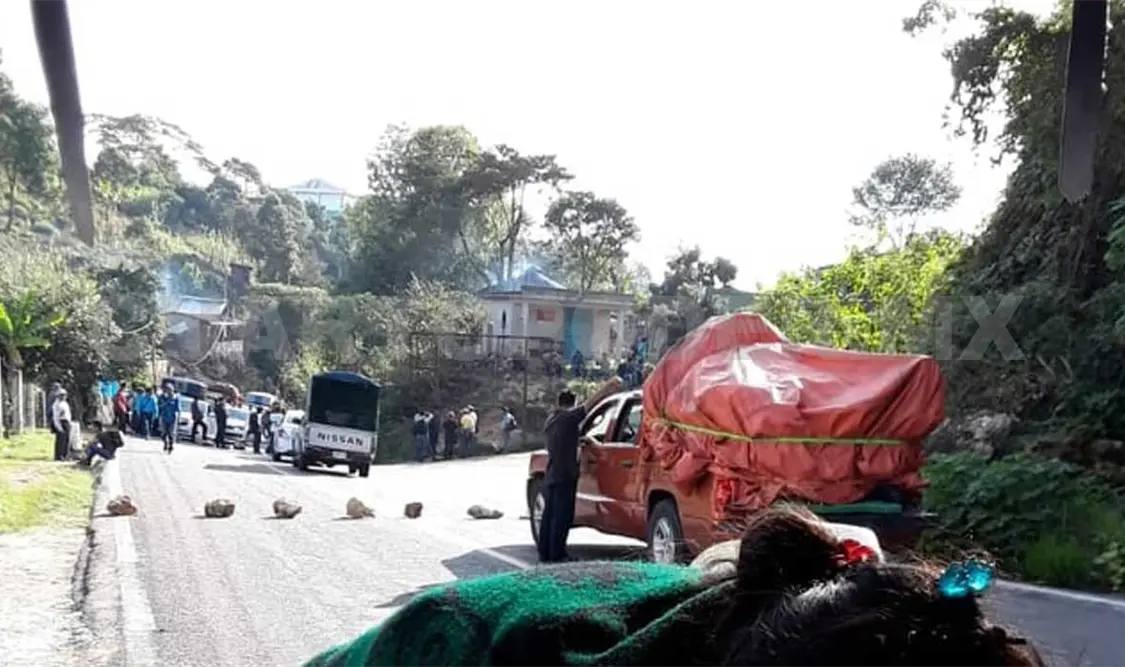 Bloqueo y boteo en la carretera a Ocosingo