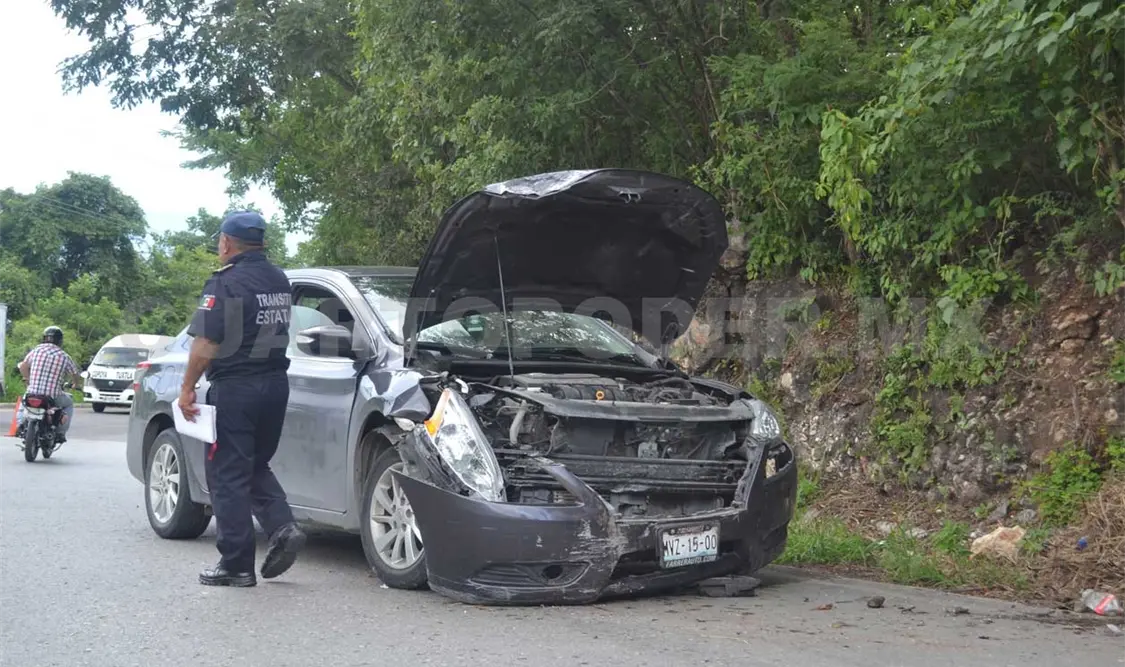 Destruyó su automóvil al estrellarse en el paredón