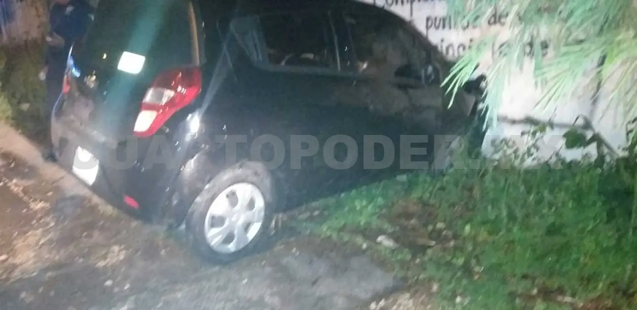 Impacta a taxi y se estrella contra pared