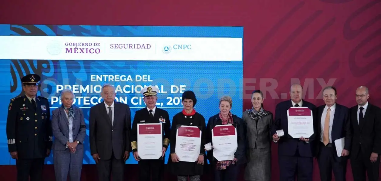AMLO entrega Premio de Protección Civil